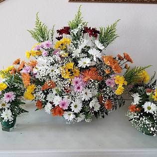 Arreglos  Florales para Sepelios, iglesias y eventos religiosos/Floral arrangements for funerals, churches and religious events