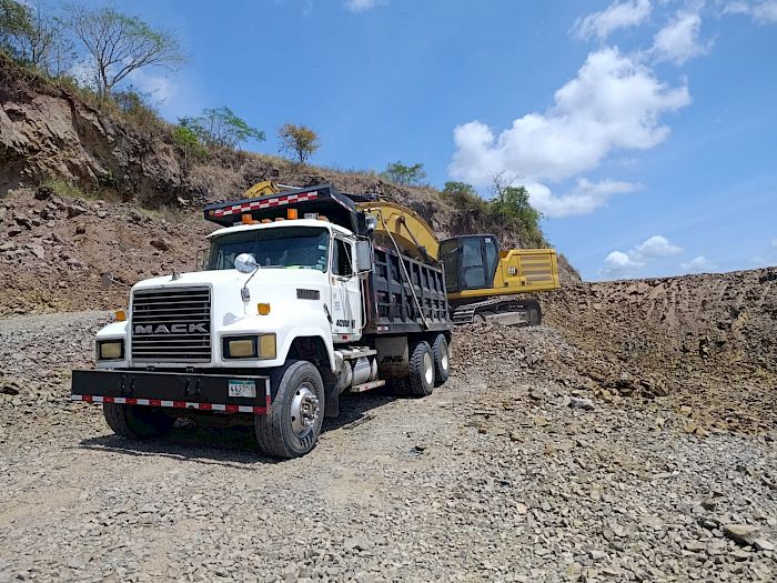 Acarreos Panamá - Volquete, Equipo pesado, Mudanzas y acarreos en Panamá Vehiculos de transporte en Panamá