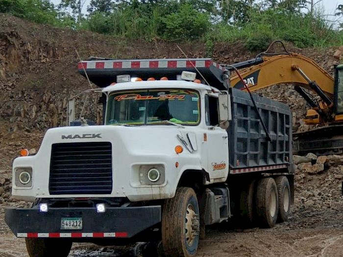 Acarreos Panamá - Volquete, Equipo pesado, Mudanzas y acarreos en Panamá Vehiculos