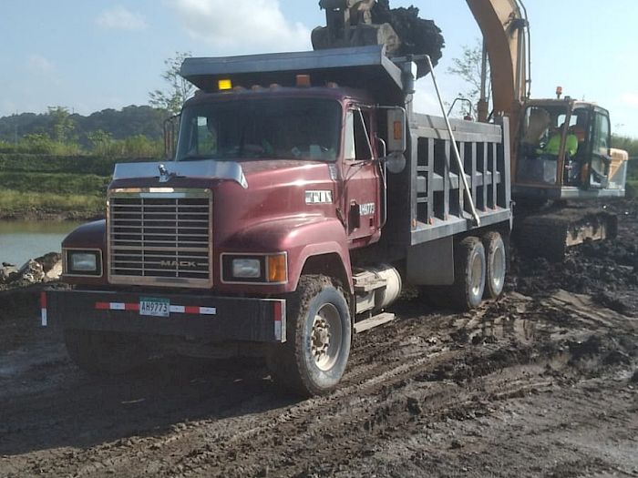 Acarreos Panamá - Volquete, Equipo pesado, Mudanzas y acarreos en Panamá Vehiculos