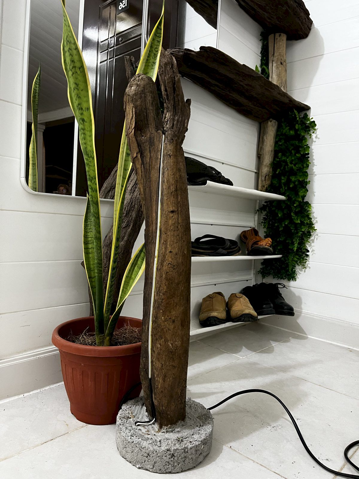 Lámpara de piso Centinela · 120 cm, luz cálida